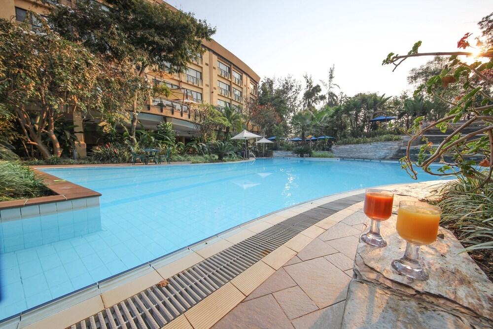 Kigali Serena Hotel Exterior photo